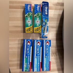 Lot of 6 Crest Pro-Health Clean Mint, Gel & With Scope Toothpaste & a Toothbrush